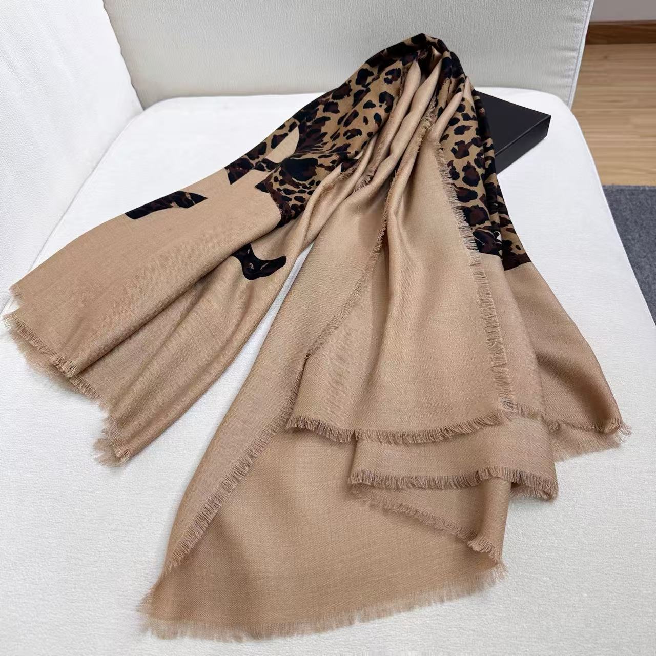 高级豹来咯！大尺寸，可当披肩可当围巾，此尺寸极奇少见！名媛们冬日里的高级穿搭！YSL 金錢豹 材质：30