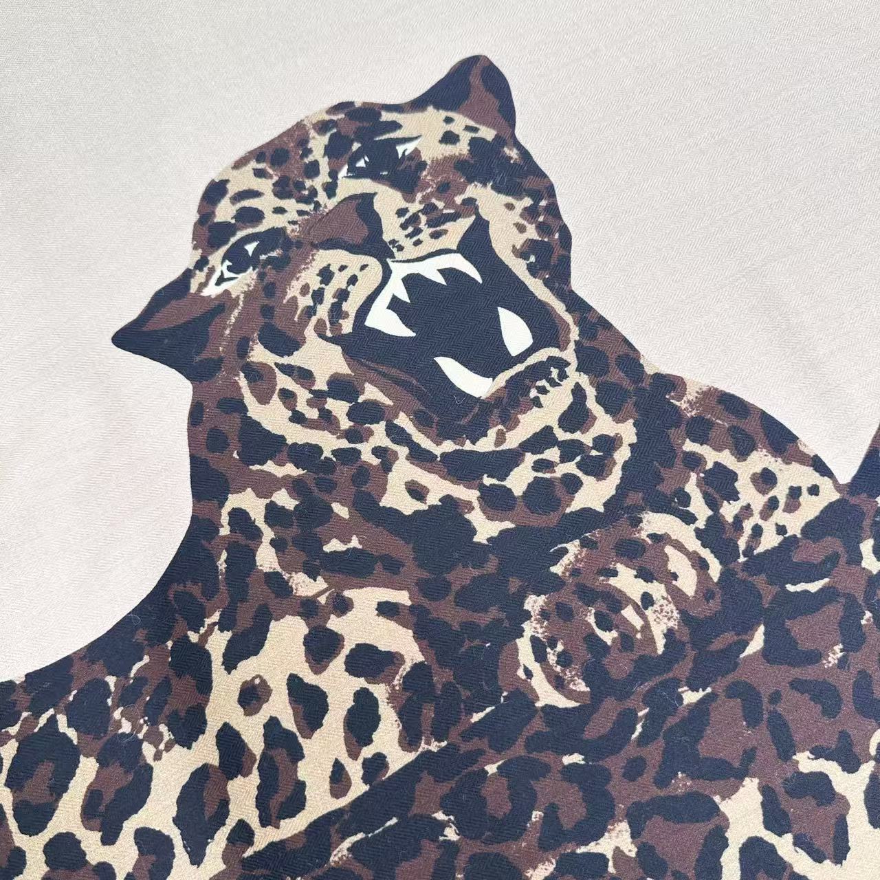 高级豹来咯！大尺寸，可当披肩可当围巾，此尺寸极奇少见！名媛们冬日里的高级穿搭！YSL 金錢豹 材质：30