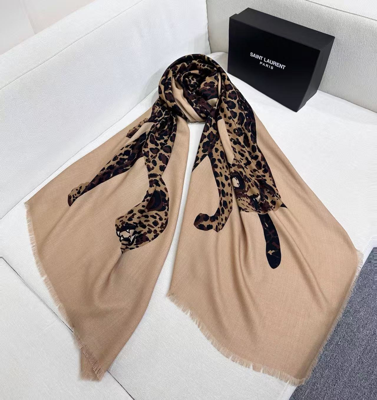 高级豹来咯！大尺寸，可当披肩可当围巾，此尺寸极奇少见！名媛们冬日里的高级穿搭！YSL 金錢豹 材质：30