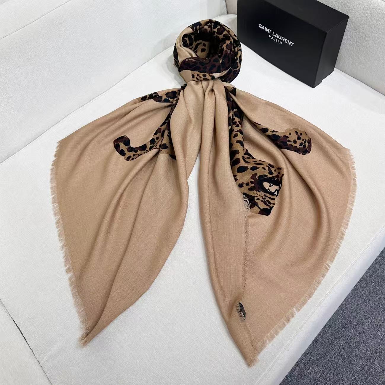 高级豹来咯！大尺寸，可当披肩可当围巾，此尺寸极奇少见！名媛们冬日里的高级穿搭！YSL 金錢豹 材质：30