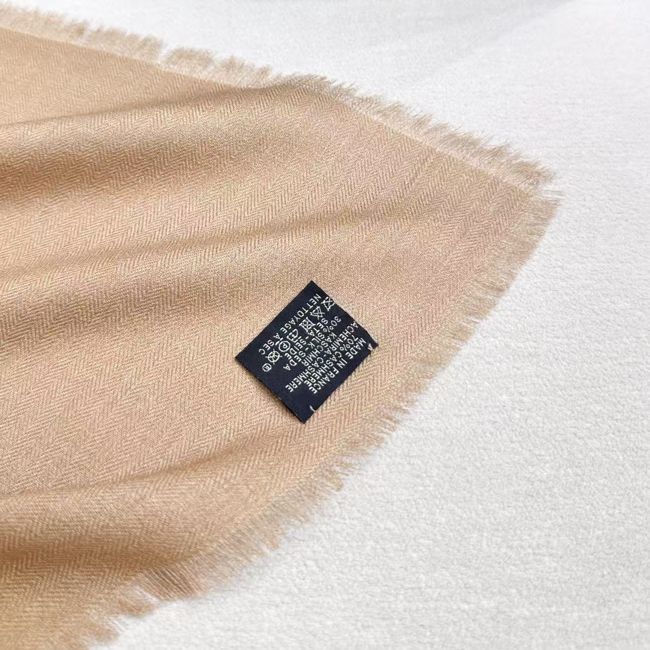 高级豹来咯！大尺寸，可当披肩可当围巾，此尺寸极奇少见！名媛们冬日里的高级穿搭！YSL 金錢豹 材质：30