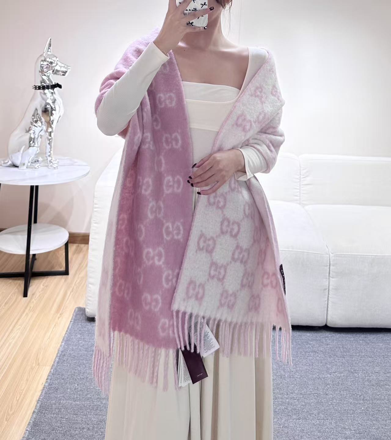 原单对版质量💝Gucci渐变色围巾🧣＂2026早春系列女士软配饰焕新诠释品牌标志性图案。这款围巾以羊驼毛