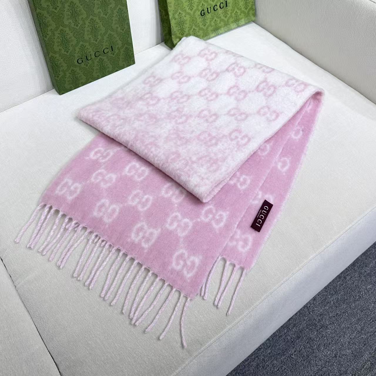 原单对版质量💝Gucci渐变色围巾🧣＂2026早春系列女士软配饰焕新诠释品牌标志性图案。这款围巾以羊驼毛