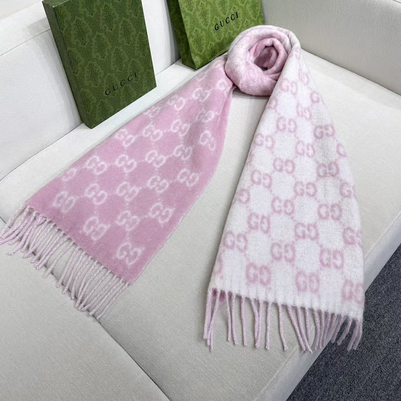 原单对版质量💝Gucci渐变色围巾🧣＂2026早春系列女士软配饰焕新诠释品牌标志性图案。这款围巾以羊驼毛