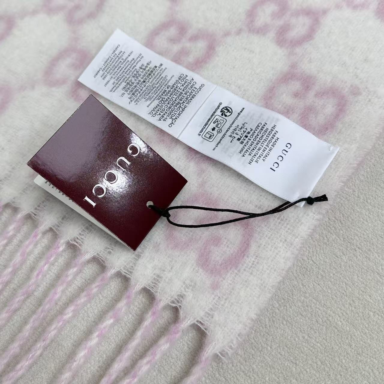 原单对版质量💝Gucci渐变色围巾🧣＂2026早春系列女士软配饰焕新诠释品牌标志性图案。这款围巾以羊驼毛