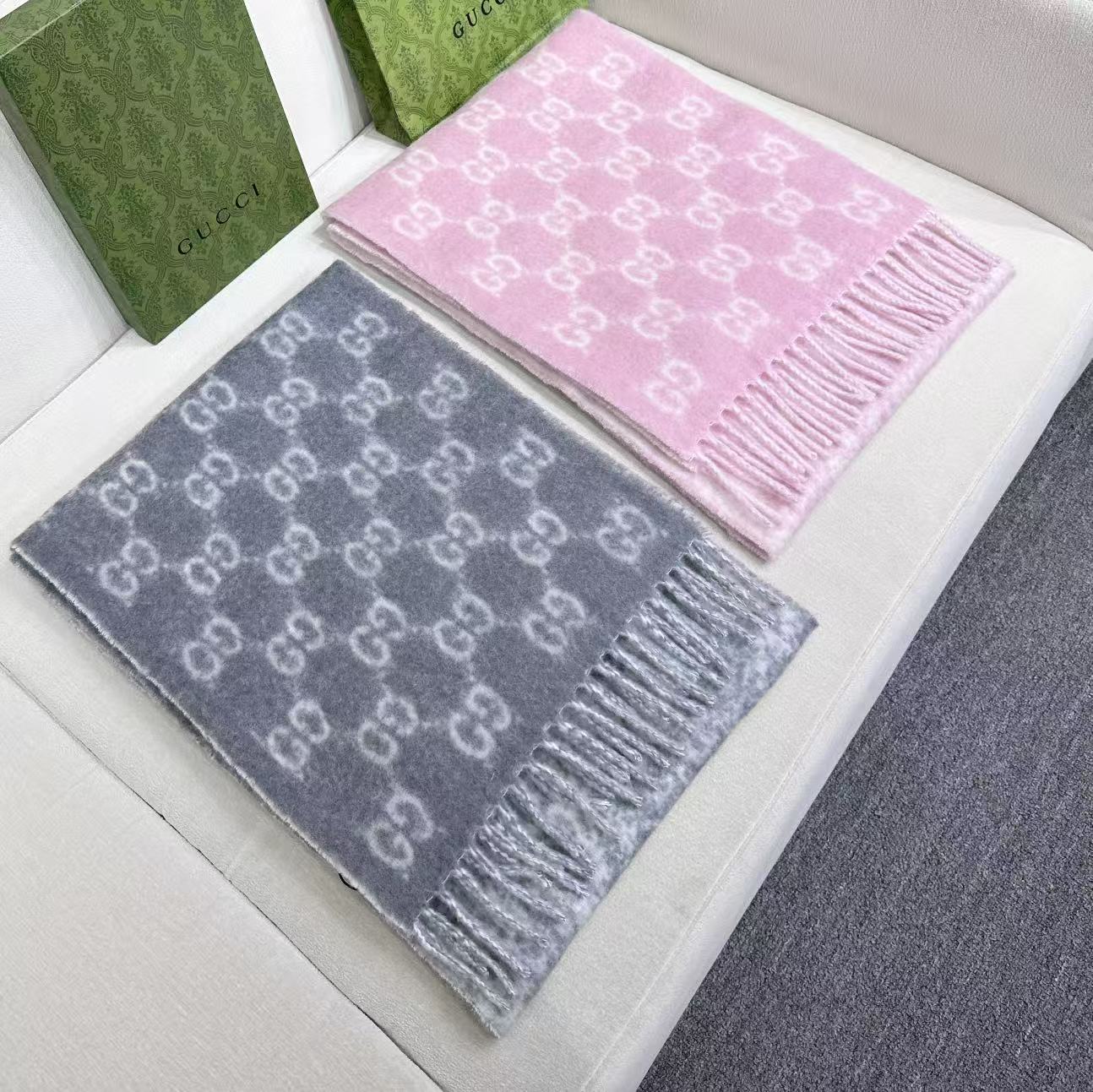 原单对版质量💝Gucci渐变色围巾🧣＂2026早春系列女士软配饰焕新诠释品牌标志性图案。这款围巾以羊驼毛