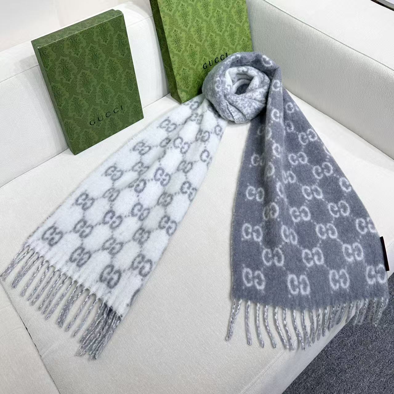 原单对版质量💝Gucci渐变色围巾🧣＂2026早春系列女士软配饰焕新诠释品牌标志性图案。这款围巾以羊驼毛