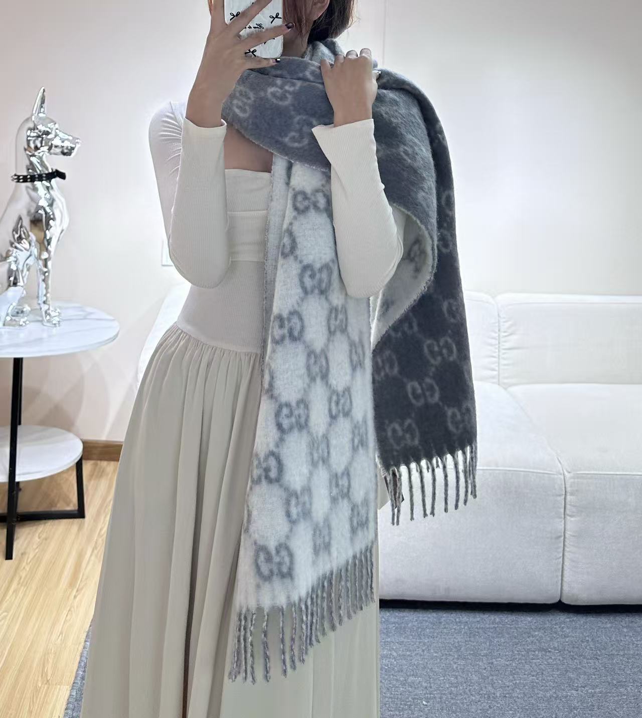 原单对版质量💝Gucci渐变色围巾🧣＂2026早春系列女士软配饰焕新诠释品牌标志性图案。这款围巾以羊驼毛