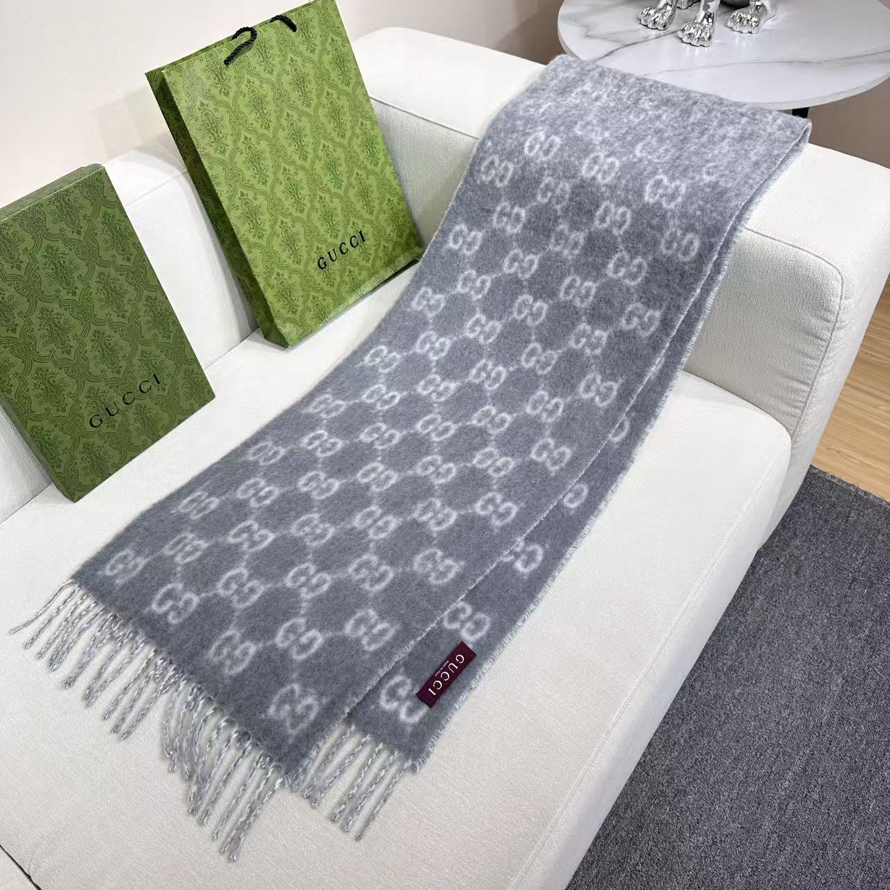 原单对版质量💝Gucci渐变色围巾🧣＂2026早春系列女士软配饰焕新诠释品牌标志性图案。这款围巾以羊驼毛