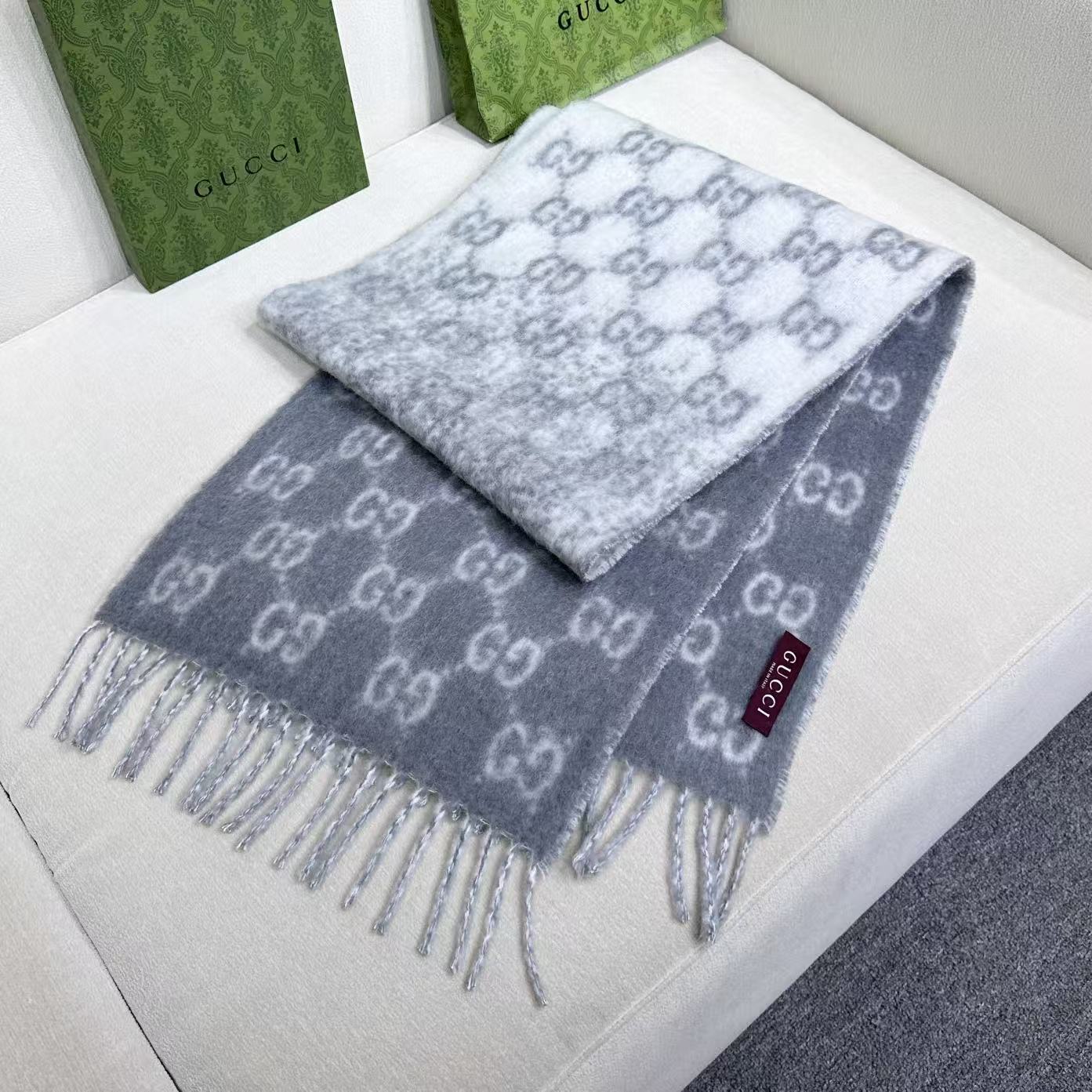 原单对版质量💝Gucci渐变色围巾🧣＂2026早春系列女士软配饰焕新诠释品牌标志性图案。这款围巾以羊驼毛