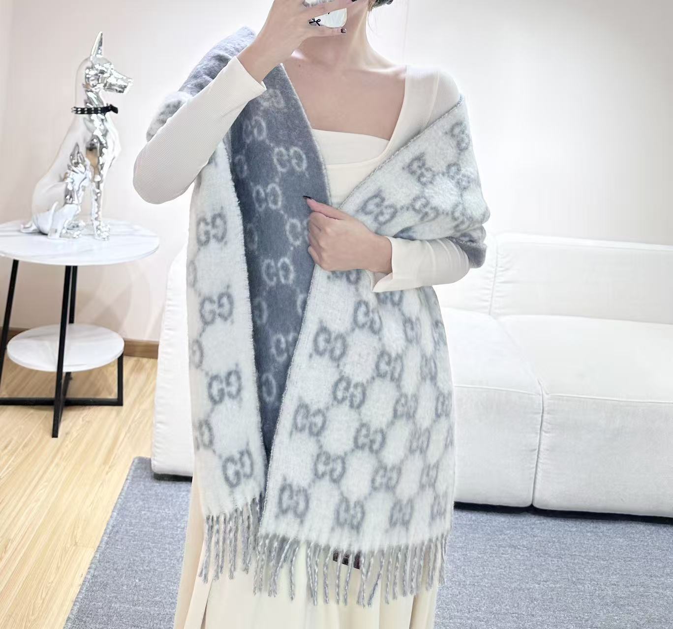 NO:727906,Original pair quality Gucci gradient scarf '2026 early spring series of women's soft accessories reinterprets the brand's iconic pattern. This scarf is made of alpaca blended fabric, creatively embellished with GG pattern. GG alpaca wool blended jacquard fabric, fringed piping 200 cm (length) x 37 cm (width)' high version scarf, high version scarf, gucci19860909原单对版质量Gucci渐变色围巾＂2026早春系列女士软配饰焕新诠释品牌标志性图案.这款围巾以羊驼毛混纺面料打造,匠心缀饰GG图案. GG羊驼毛羊毛混纺提花面料 流苏滚边 200厘米（长）x37厘米（宽）＂高版本围巾,高版本围巾,gucci,scarf