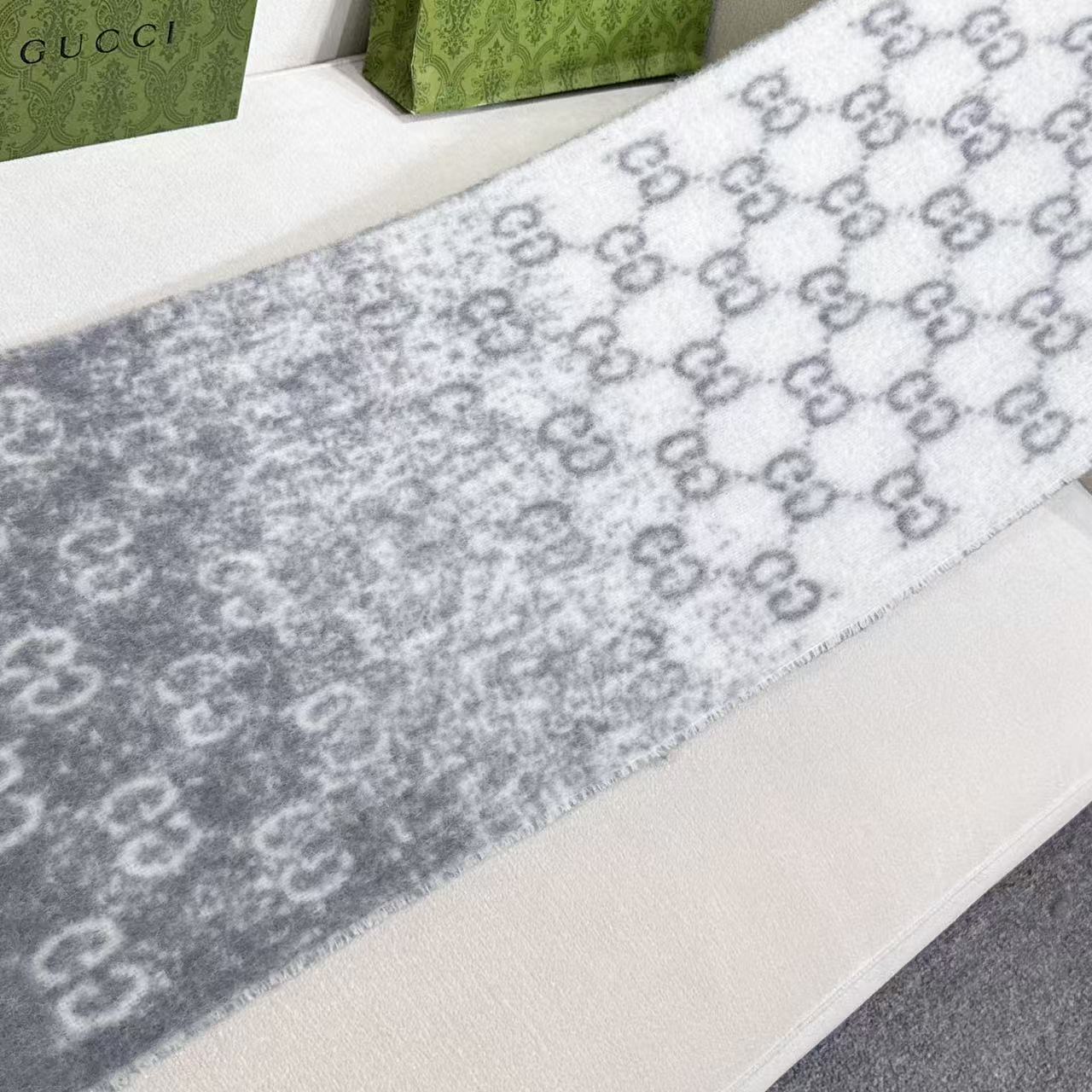 原单对版质量💝Gucci渐变色围巾🧣＂2026早春系列女士软配饰焕新诠释品牌标志性图案。这款围巾以羊驼毛