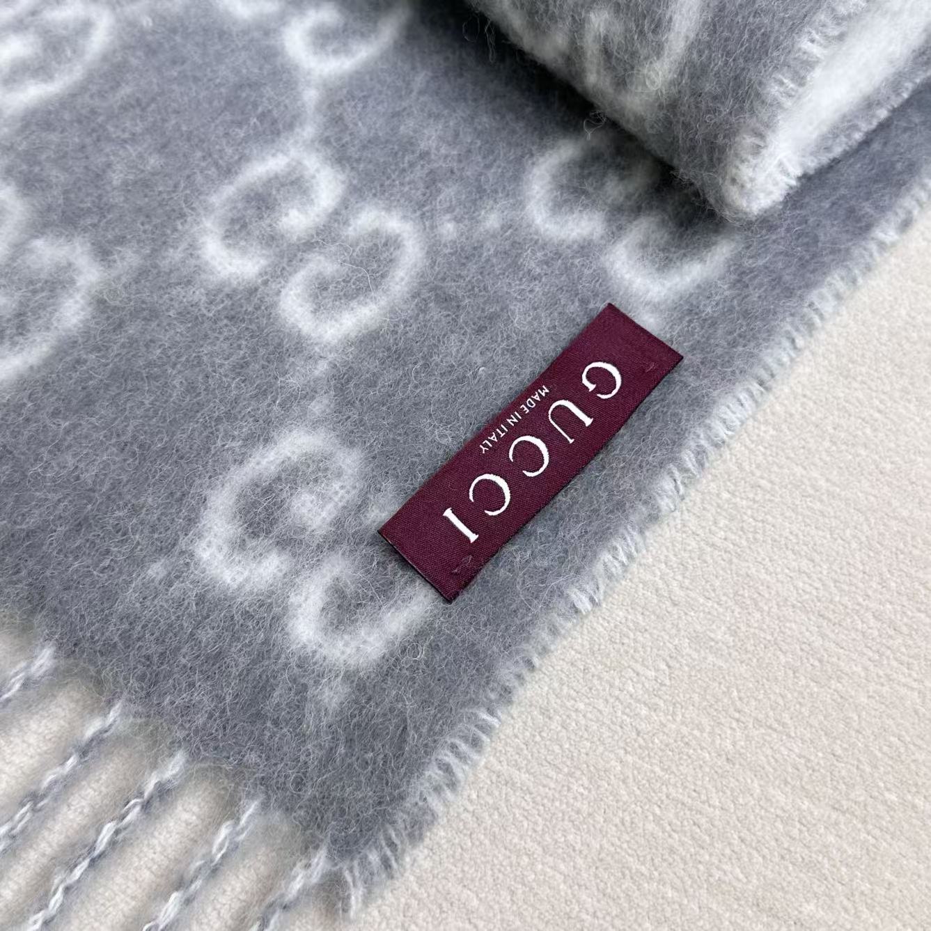 原单对版质量💝Gucci渐变色围巾🧣＂2026早春系列女士软配饰焕新诠释品牌标志性图案。这款围巾以羊驼毛