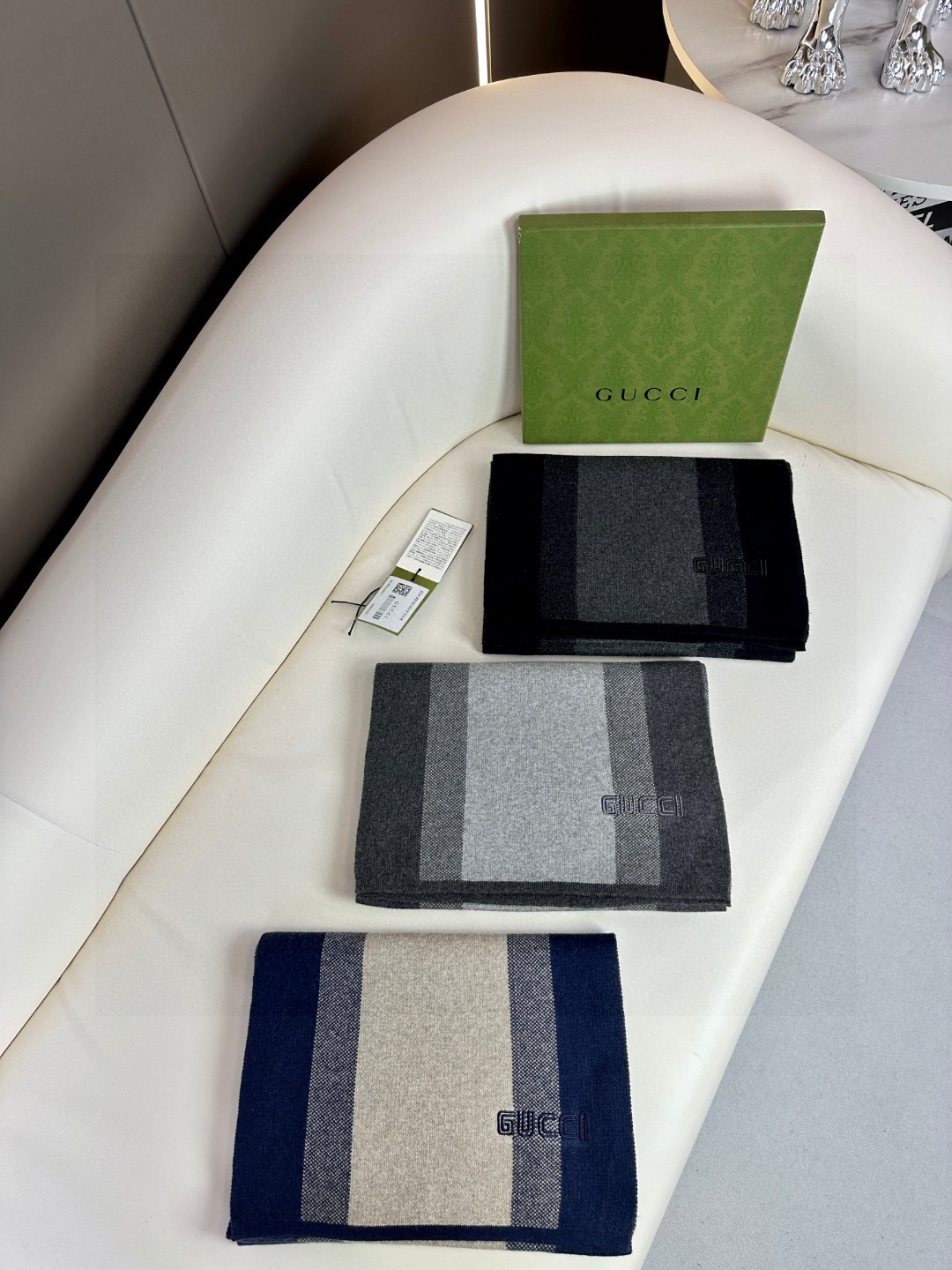 GUCCI 爆款上新 高端男士围巾👍【经典条纹】独家牛货🐂 简单的Logo，体现出高品味 冬季必备！这种