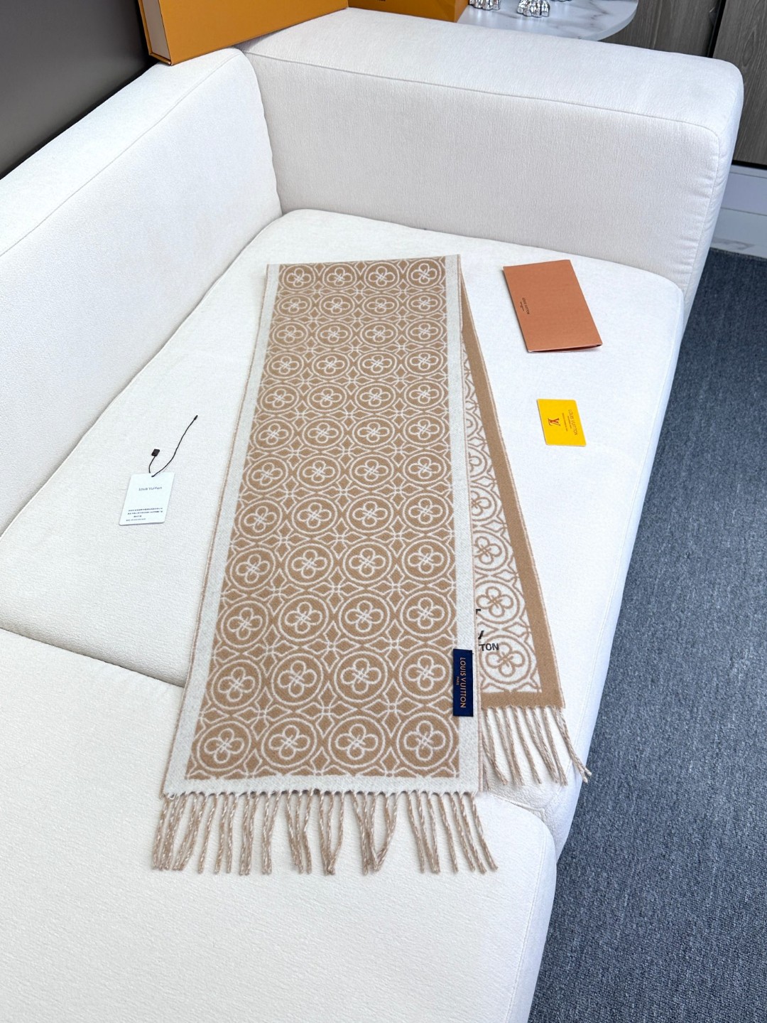 🌾Lv爆款经典四叶草🍀双面提花爆款围巾🧣！！！非常百搭的一款，搭配大衣，毛衣都非常高级，尺寸刚刚好，及保