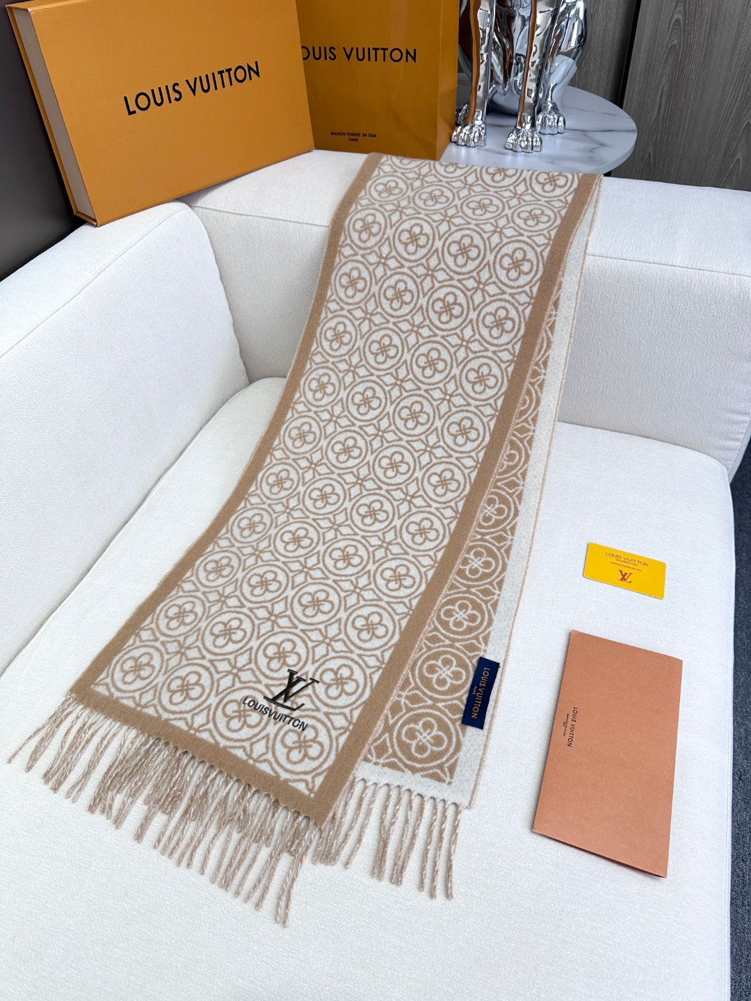🌾Lv爆款经典四叶草🍀双面提花爆款围巾🧣！！！非常百搭的一款，搭配大衣，毛衣都非常高级，尺寸刚刚好，及保