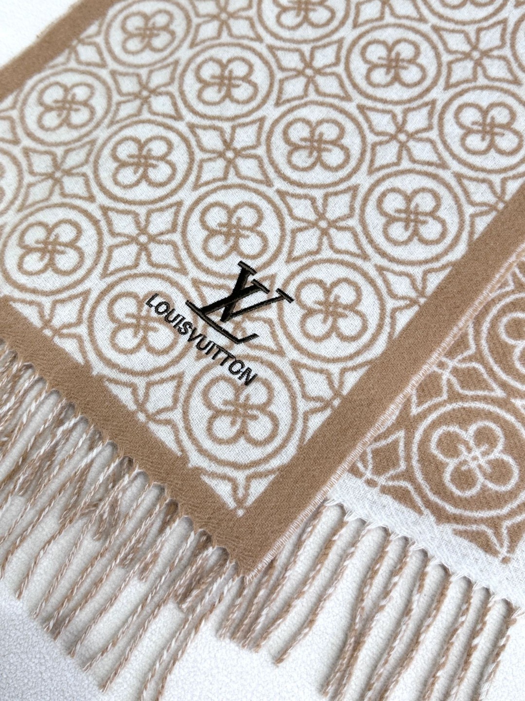 🌾Lv爆款经典四叶草🍀双面提花爆款围巾🧣！！！非常百搭的一款，搭配大衣，毛衣都非常高级，尺寸刚刚好，及保