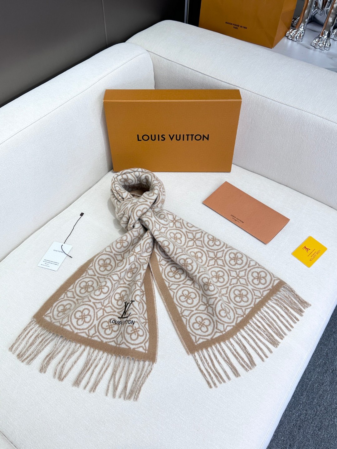 🌾Lv爆款经典四叶草🍀双面提花爆款围巾🧣！！！非常百搭的一款，搭配大衣，毛衣都非常高级，尺寸刚刚好，及保