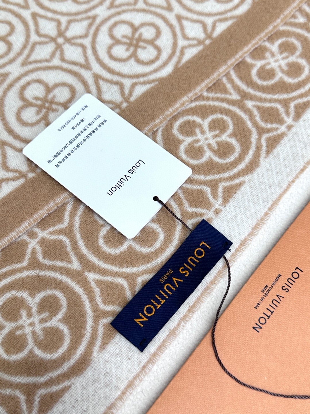 🌾Lv爆款经典四叶草🍀双面提花爆款围巾🧣！！！非常百搭的一款，搭配大衣，毛衣都非常高级，尺寸刚刚好，及保