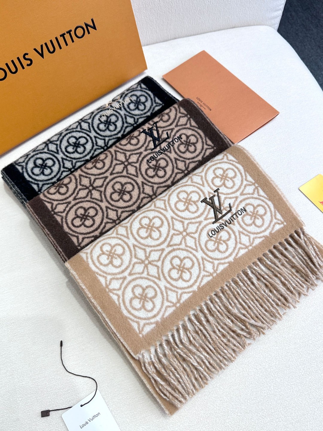 🌾Lv爆款经典四叶草🍀双面提花爆款围巾🧣！！！非常百搭的一款，搭配大衣，毛衣都非常高级，尺寸刚刚好，及保