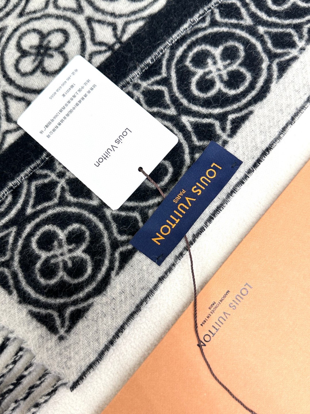 🌾Lv爆款经典四叶草🍀双面提花爆款围巾🧣！！！非常百搭的一款，搭配大衣，毛衣都非常高级，尺寸刚刚好，及保