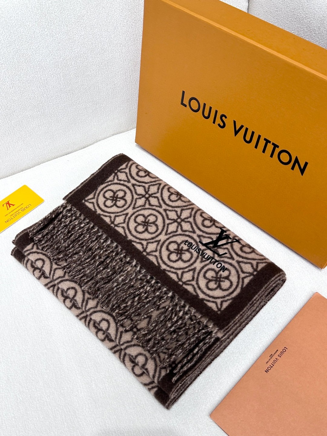 🌾Lv爆款经典四叶草🍀双面提花爆款围巾🧣！！！非常百搭的一款，搭配大衣，毛衣都非常高级，尺寸刚刚好，及保