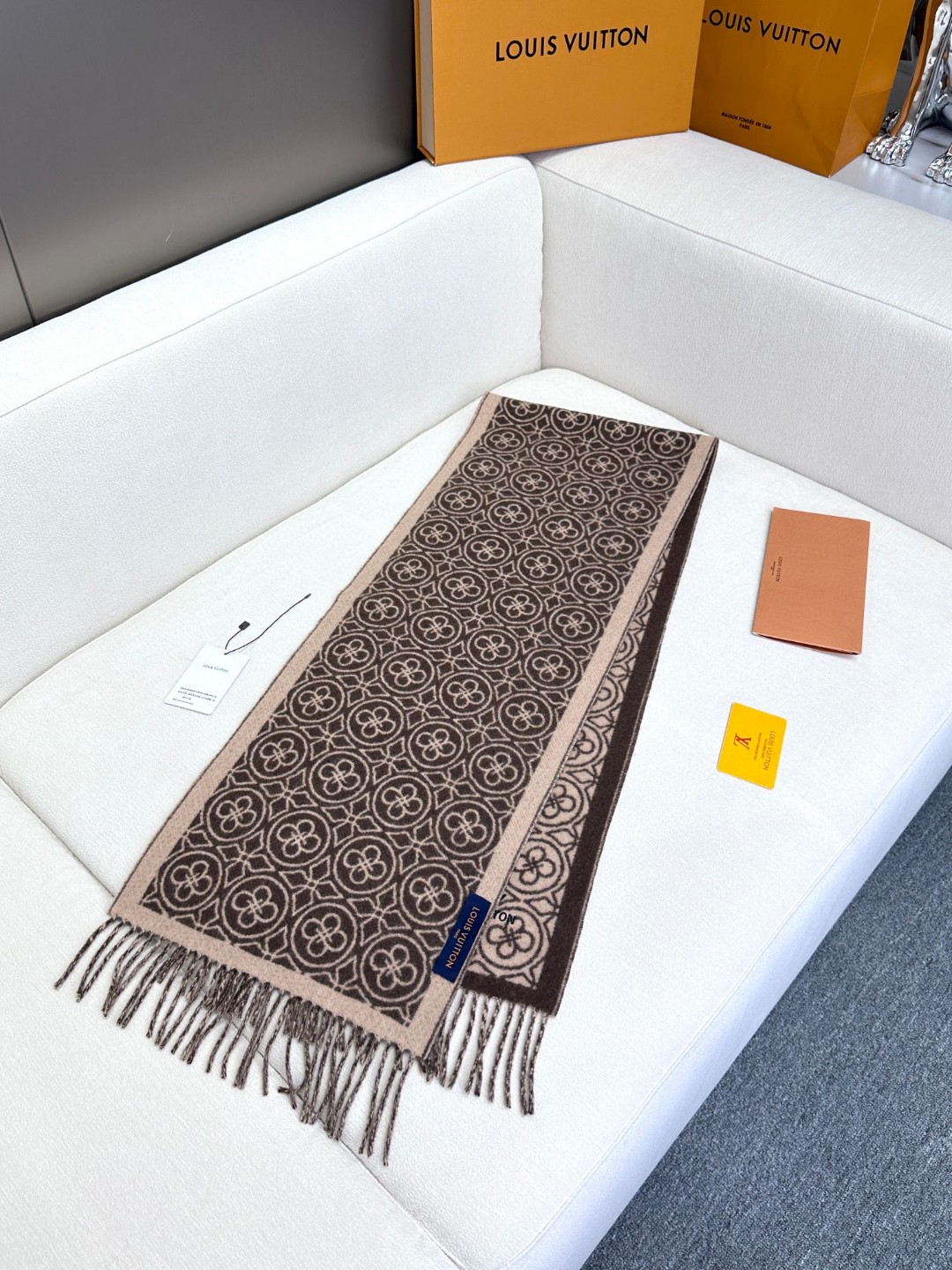 🌾Lv爆款经典四叶草🍀双面提花爆款围巾🧣！！！非常百搭的一款，搭配大衣，毛衣都非常高级，尺寸刚刚好，及保