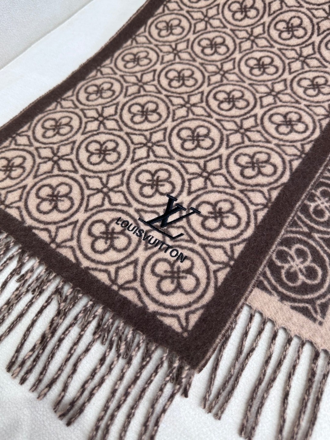 🌾Lv爆款经典四叶草🍀双面提花爆款围巾🧣！！！非常百搭的一款，搭配大衣，毛衣都非常高级，尺寸刚刚好，及保