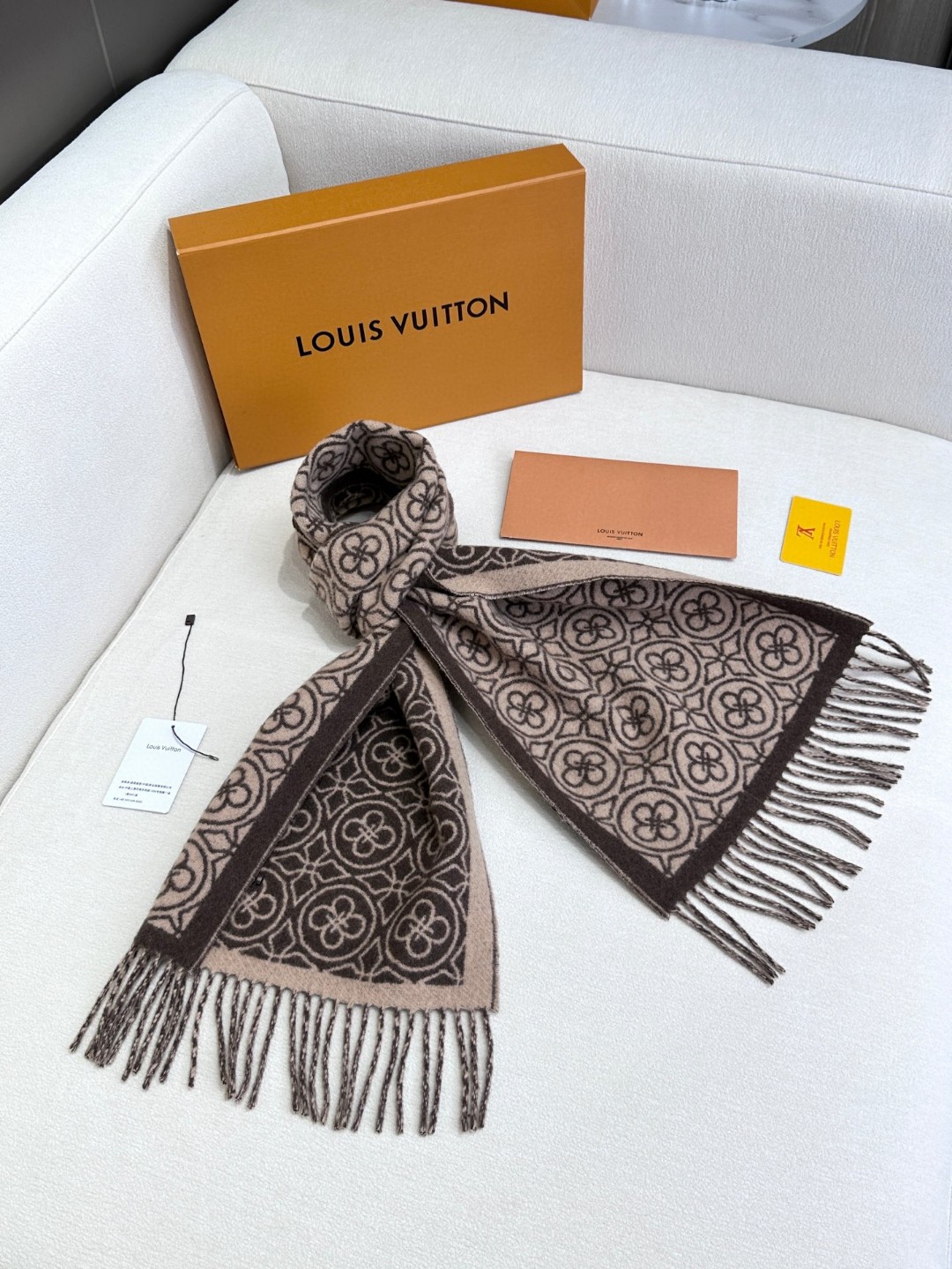 🌾Lv爆款经典四叶草🍀双面提花爆款围巾🧣！！！非常百搭的一款，搭配大衣，毛衣都非常高级，尺寸刚刚好，及保