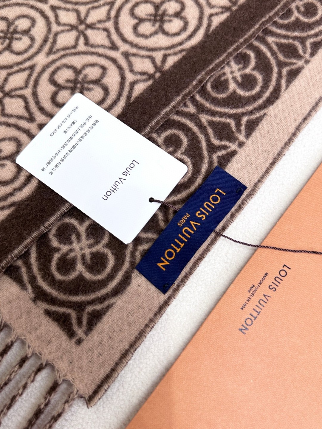 🌾Lv爆款经典四叶草🍀双面提花爆款围巾🧣！！！非常百搭的一款，搭配大衣，毛衣都非常高级，尺寸刚刚好，及保