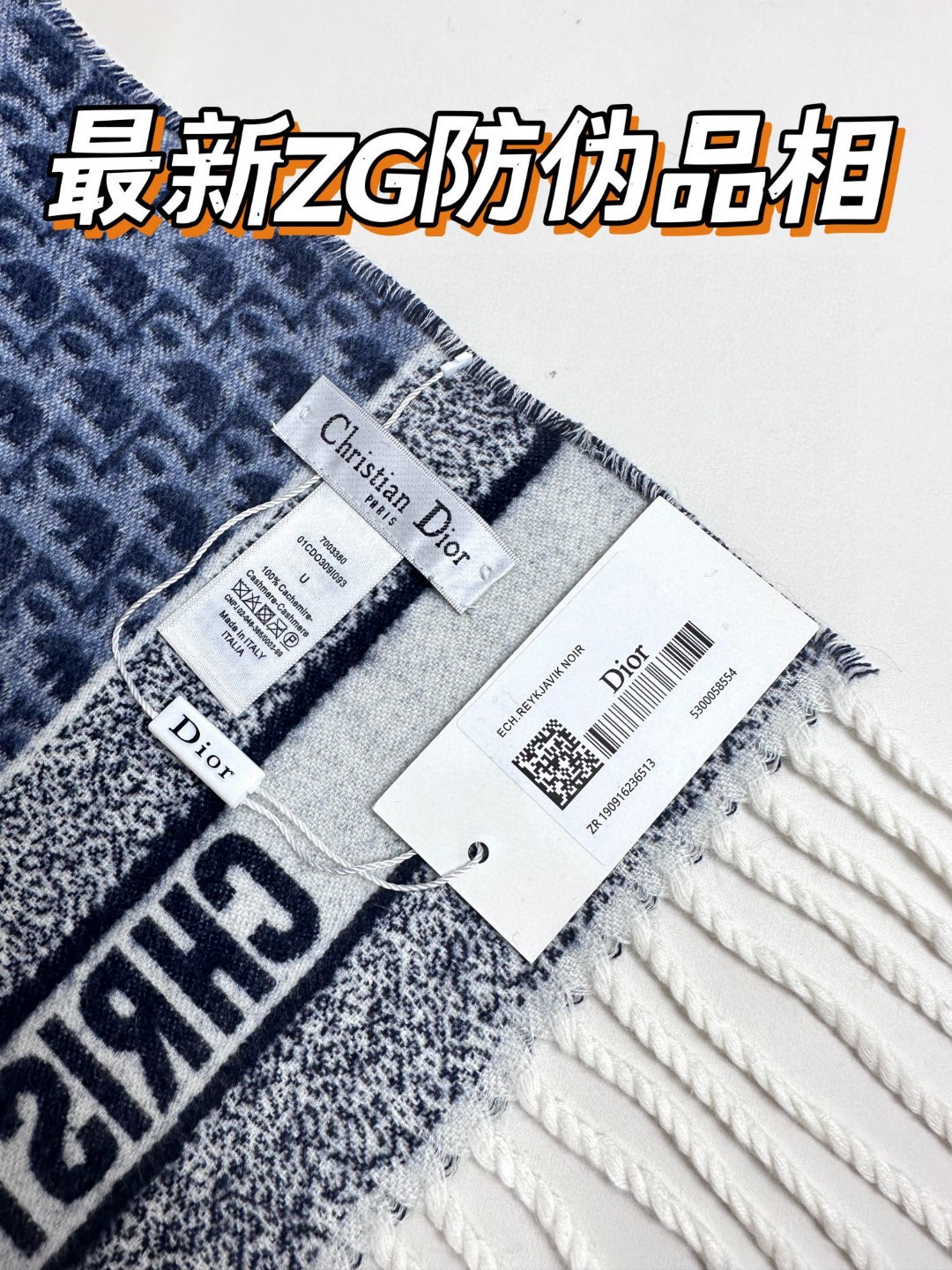 Dio* Oblique 印花/刺绣图案装饰，于 1967 年由 D率先推出。这款围巾大部分采用针织手法