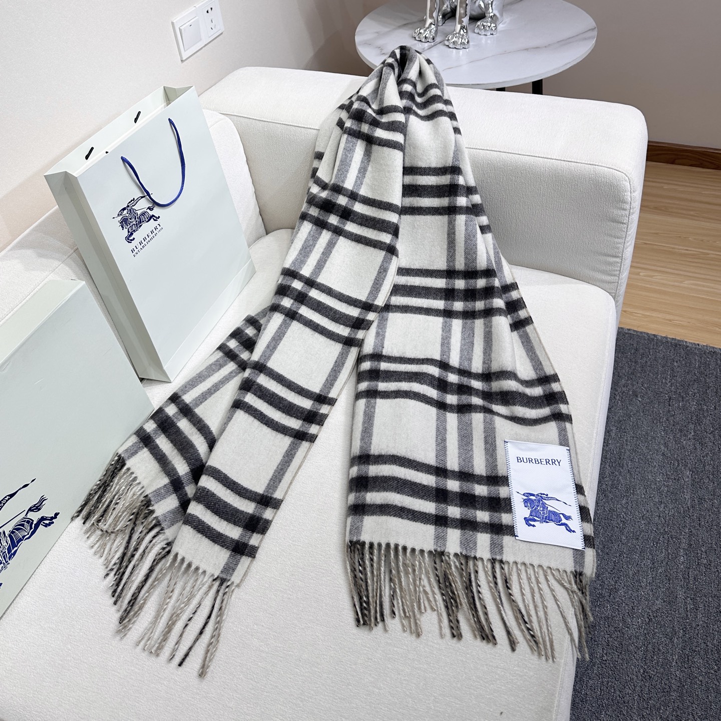 ❤️上新！易梦玲同款Bur新款双面两用格纹羊绒围巾，绝对是冬日里封神的一款，男女同款，配情侣款也是绝绝子