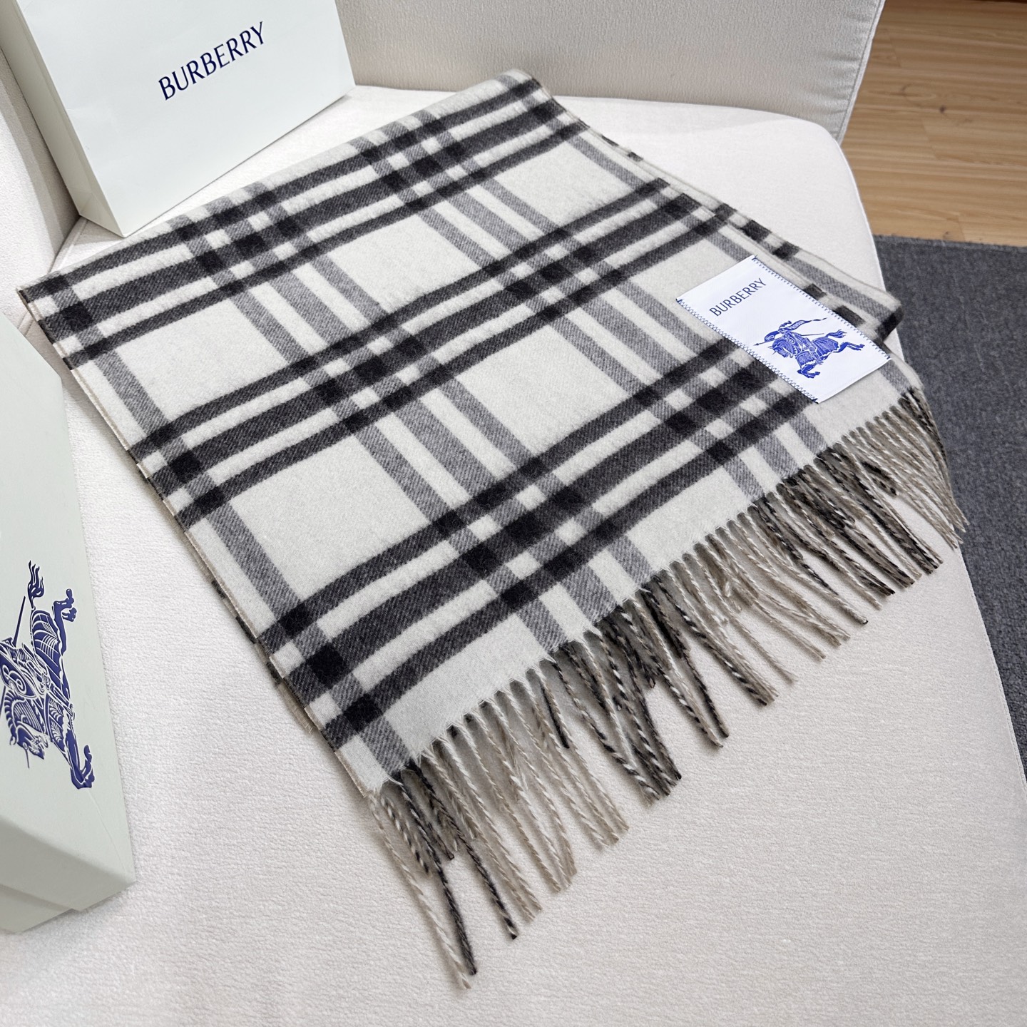 ❤️上新！易梦玲同款Bur新款双面两用格纹羊绒围巾，绝对是冬日里封神的一款，男女同款，配情侣款也是绝绝子