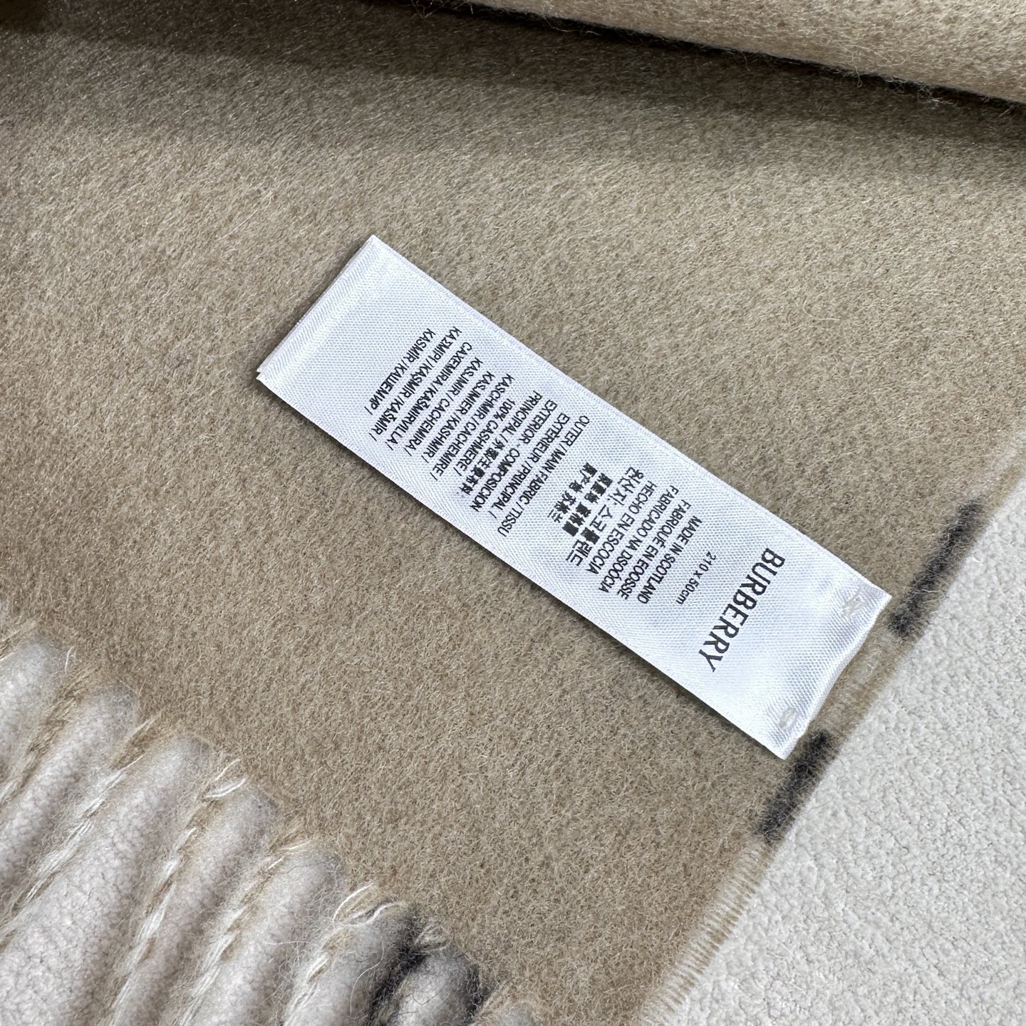 ❤️上新！易梦玲同款Bur新款双面两用格纹羊绒围巾，绝对是冬日里封神的一款，男女同款，配情侣款也是绝绝子