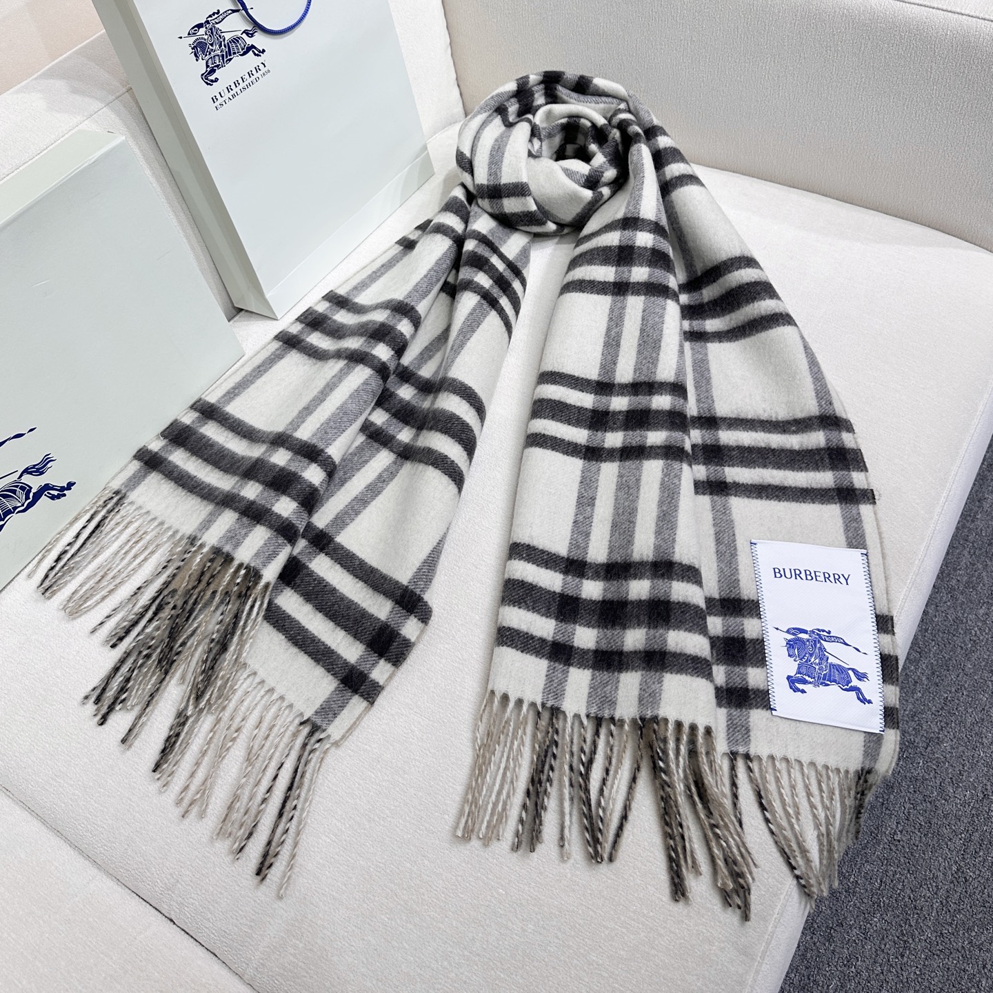 ❤️上新！易梦玲同款Bur新款双面两用格纹羊绒围巾，绝对是冬日里封神的一款，男女同款，配情侣款也是绝绝子