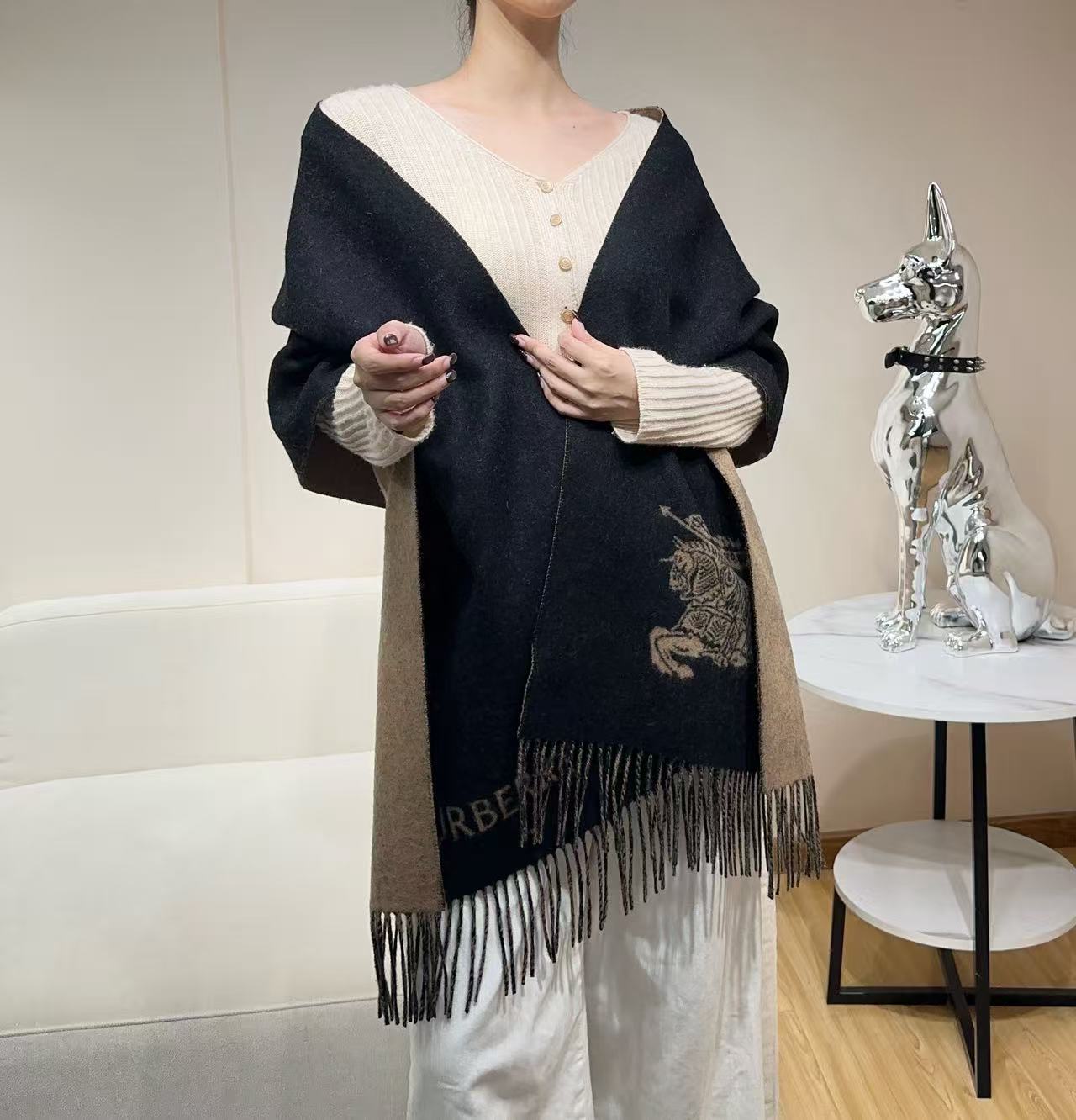 NO:727962,New!  High quality!  Burberry ·  Burberry's new double-sided cashmere scarf. This year's B family is really a high-end level. It is a heavy-duty product with proper family benefits. Our quality is really amazing. It is still the same awesome channel as before. The only shortcoming is that the quantity is small. You can feel the texture by looking at the pictures. The texture is very tasteful. A very authentic scarf for couples ~ I love the fabric and it has a very manly style.  , the upper body effect is unparalleled, beautiful and simple, and the color scheme is super nice. Any boy or girl will like it. It is textured and unobtrusive. During the photo-taking process, I have been fascinated by the texture of the fabric and the effect of contrasting colors many times. The fabric is provided by Gui Lao. I can take pictures of this level of delicacy with my mobile phone and amaze the whole audience. It feels very soft and comfortable, with a medium thickness, and is very close to the neck~  Size specification 32*180cm, sheep wool high version scarf, high version scarf, burberry, burberry19860909上新！高品质！Burberry · 巴宝莉新款双面羊绒围巾今年的B家真的是高端Level,重磅极品妥妥的家属福利我们的品质真的绝了,还是之前那个牛逼的渠道,唯一缺点就是数量少的可怜看图片就能感受到质感,纹路非常有品味.非常正的情侣款围巾~面料大爱,很Man的风格,上身效果无敌好看大气简约,超级好看的配色,任何男女生都会喜欢的款吧,有质感不张扬拍照过程中已经多次被面料质感和撞色的效果迷倒.面料是鬼佬提供的,这种细腻程度我用手机拍出来都能惊艳全场手感非常柔软舒服中等厚度,非常亲脖子的一款~ 尺寸规格32*180cm,绵羊毛高版本围巾,高版本围巾,burberry,burberry,scarf