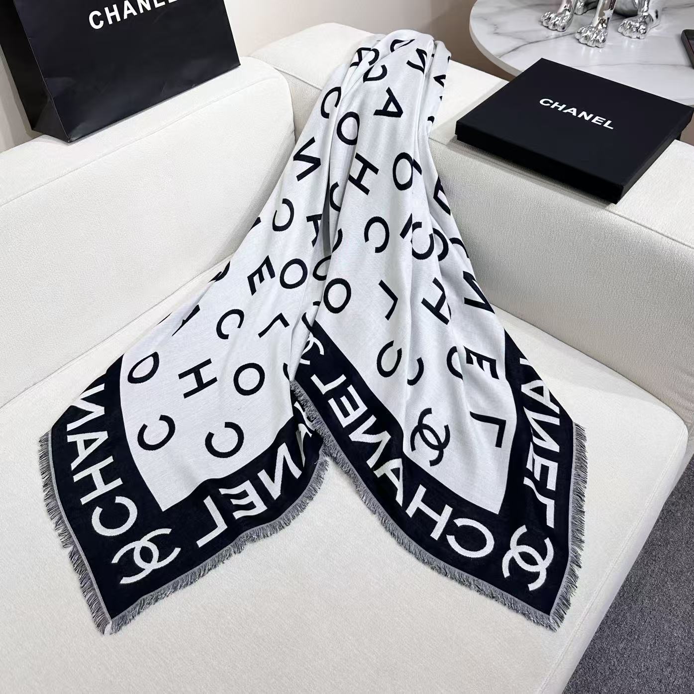 𝐂HANEL 2025秋冬限量版‼️香奶奶家❤️闭眼全收专柜货，小香今年新品。小字母大尺寸美到没朋友❗️