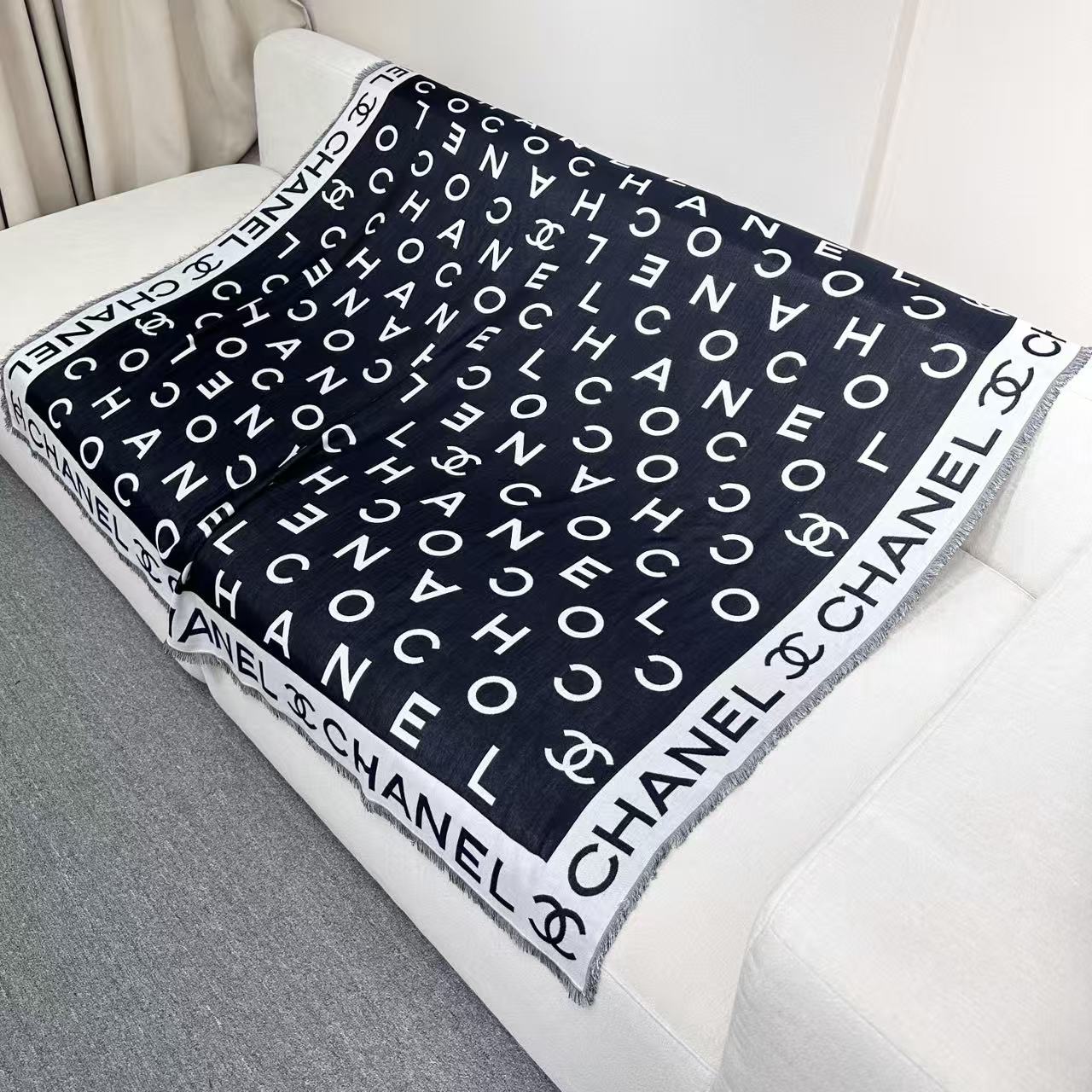 𝐂HANEL 2025秋冬限量版‼️香奶奶家❤️闭眼全收专柜货，小香今年新品。小字母大尺寸美到没朋友❗️