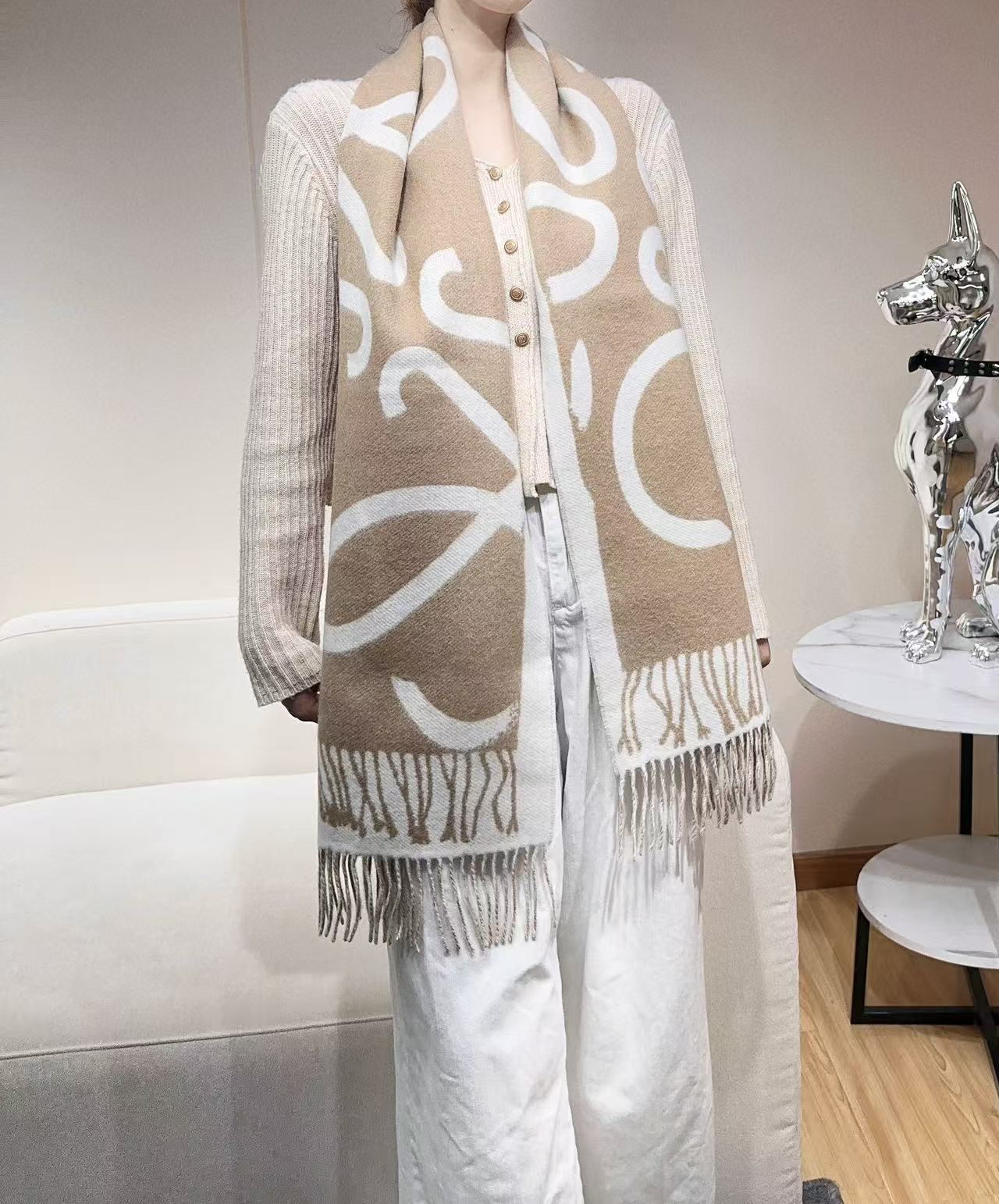 ❤️上新！Loewe新品❗️罗意威很幸運拿到這個品牌的東西，真的不多見，很少在國內做訂單，款式真的少的可