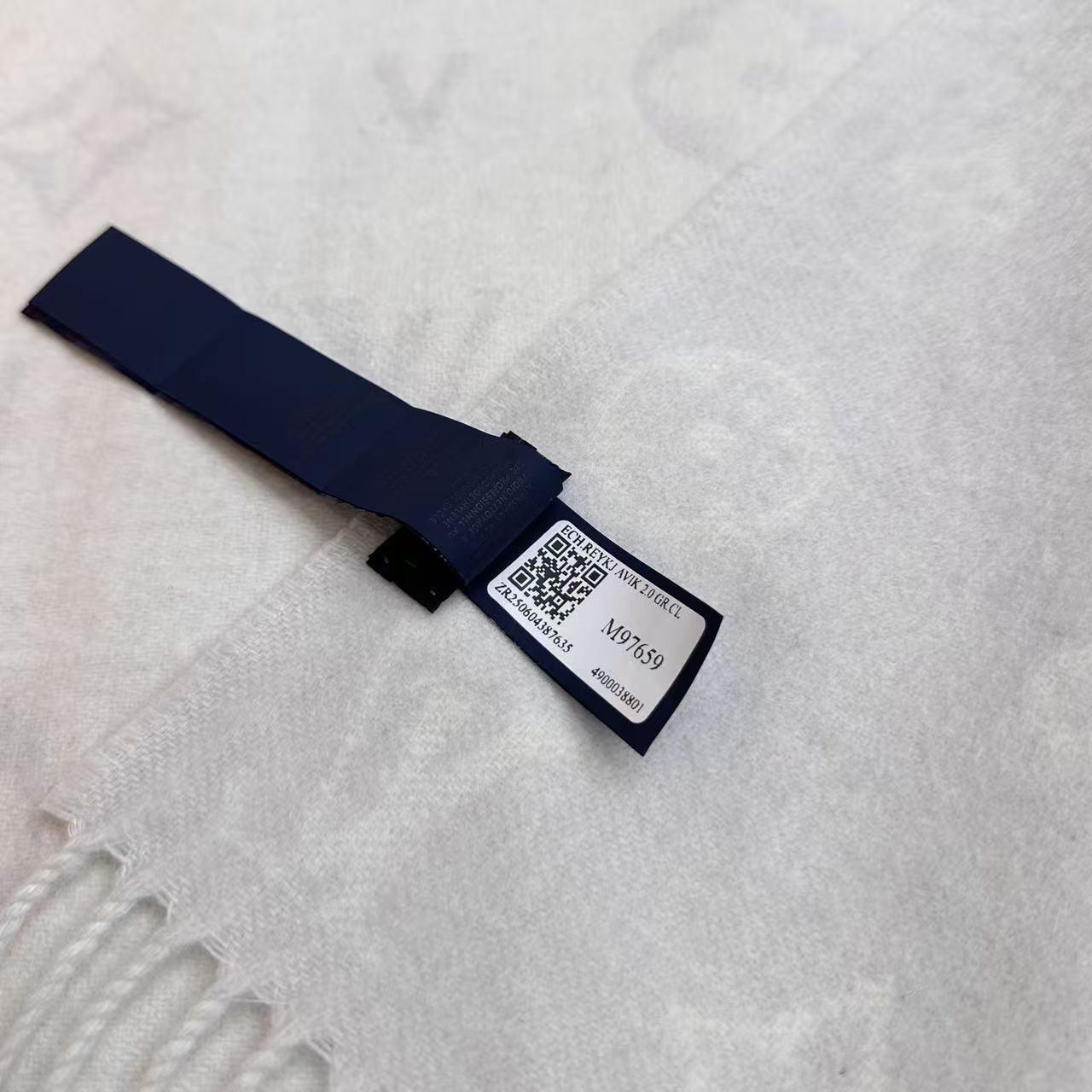 Reykjavik 2.0 围巾为柔软山羊绒标注 Monogram 花卉和 LV 字母，其间点缀品牌名称