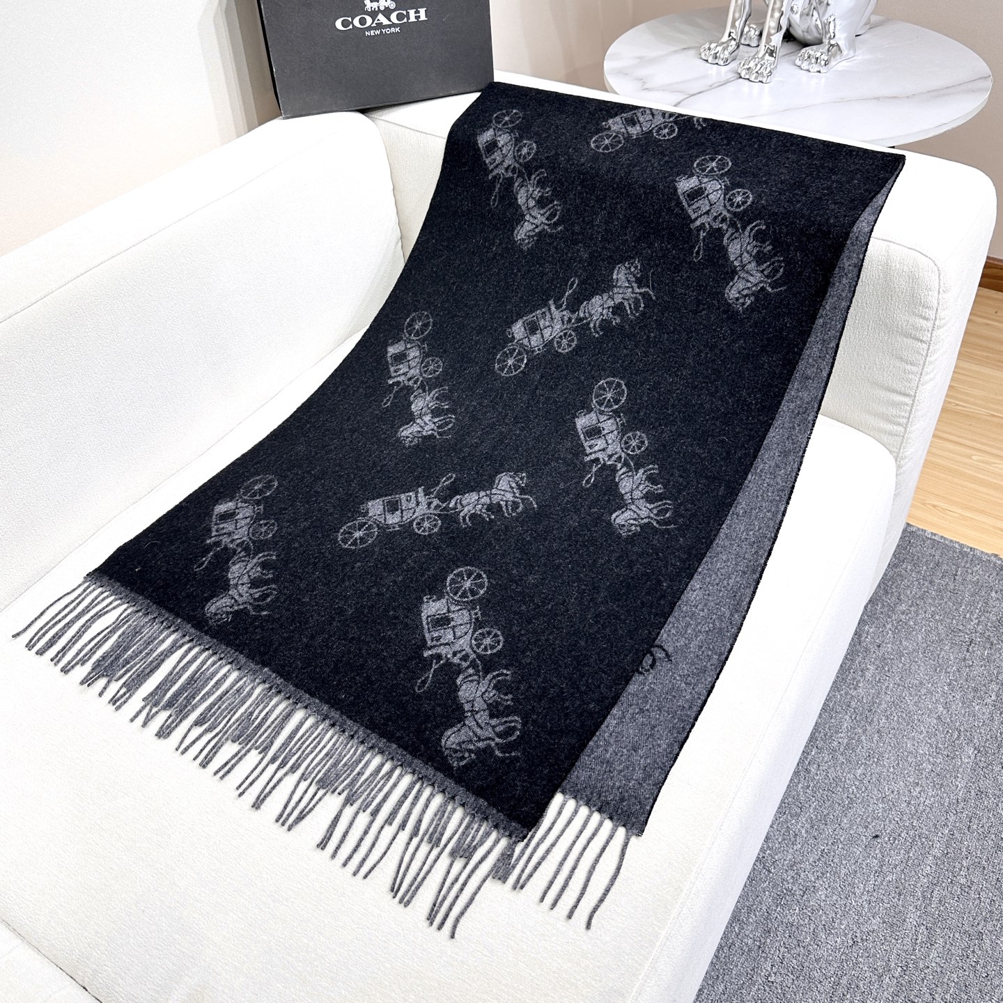 Coach经典C logo两色披肩也太好看了吧！不仅有颜值还有品质，97%羊毛+3%羊绒，手感超级软糯和