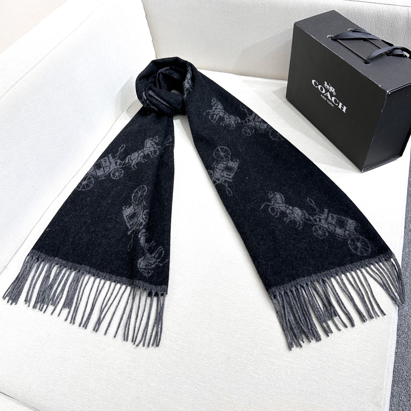 Coach经典C logo两色披肩也太好看了吧！不仅有颜值还有品质，97%羊毛+3%羊绒，手感超级软糯和