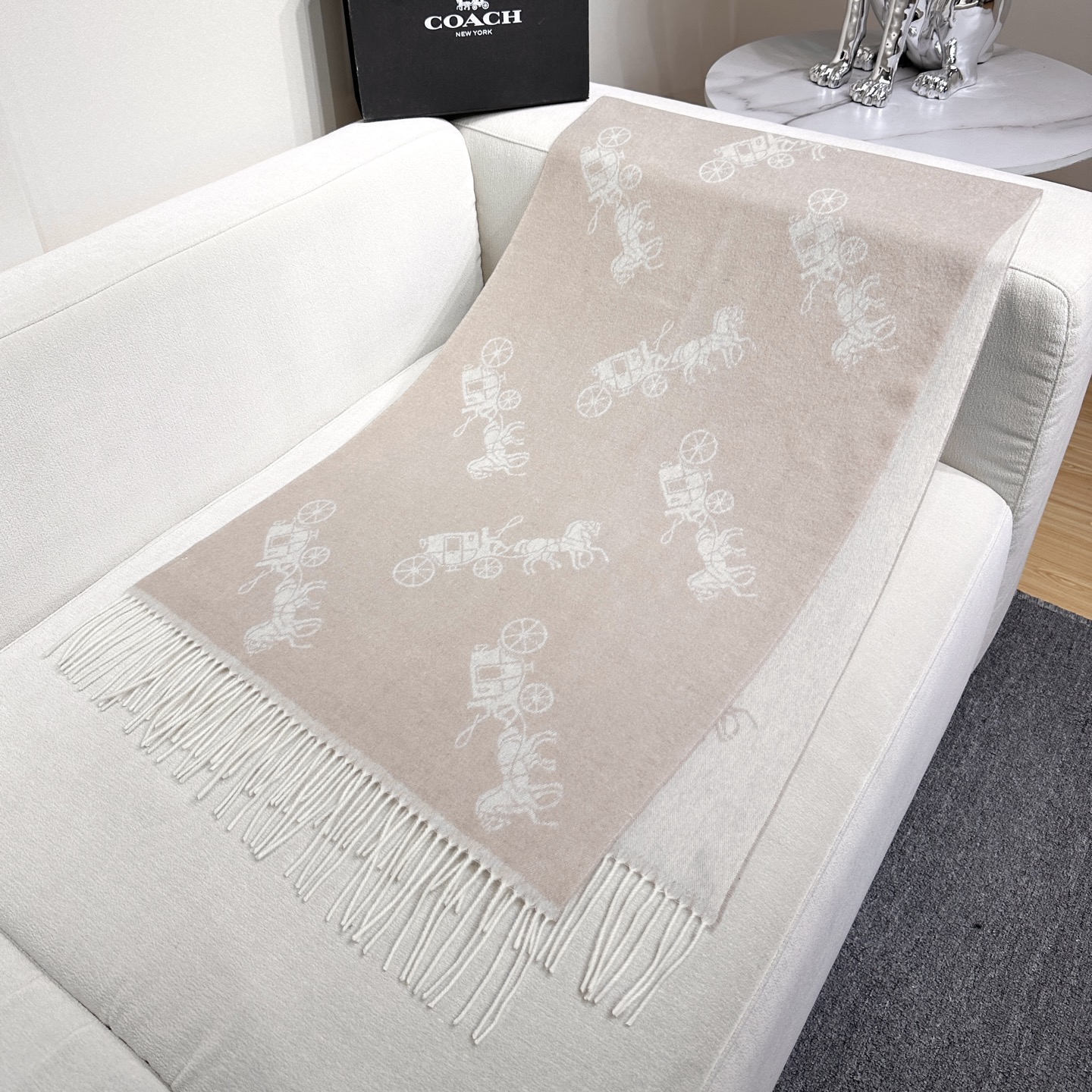 Coach经典C logo两色披肩也太好看了吧！不仅有颜值还有品质，97%羊毛+3%羊绒，手感超级软糯和