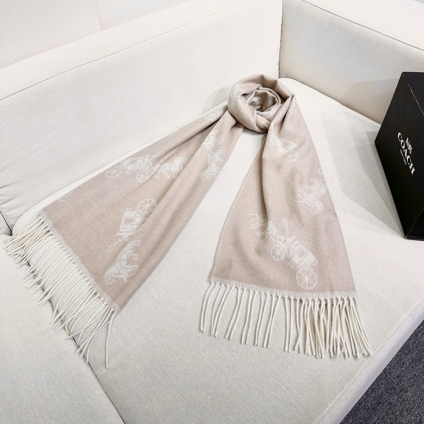 Coach经典C logo两色披肩也太好看了吧！不仅有颜值还有品质，97%羊毛+3%羊绒，手感超级软糯和