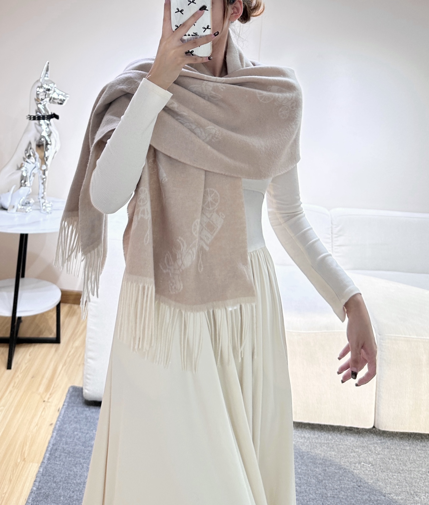 NO:714698,Coach’s classic C logo two-color shawl is so pretty!  It not only has good looks but also quality, 97 wool + 3 cashmere, it feels super soft and comfortable, the size is 195×53cm, the overall width is okay, it can be regarded as a small shawl. The front and back are made of complementary colors, one side has a dark logo with a light base, and the other side has the opposite color. This is a must-have scarf for autumn and winter!  high version scarf, high version scarf, coach, shawls19860909Coach经典C logo两色披肩也太好看了吧！不仅有颜值还有品质,97羊毛+3羊绒,手感超级软糯和舒服,尺寸195×53cm,整体宽度还可以,算是个小披肩.正反面做的互补色,一面是深色logo搭配浅色底,另一面是相反色,秋冬围巾一定要冲这一条！高版本围巾,高版本围巾,coach,shawls,scarf
