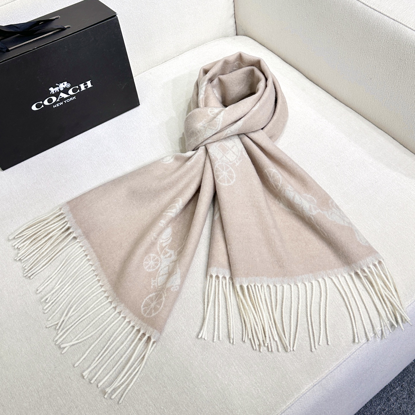 Coach经典C logo两色披肩也太好看了吧！不仅有颜值还有品质，97%羊毛+3%羊绒，手感超级软糯和