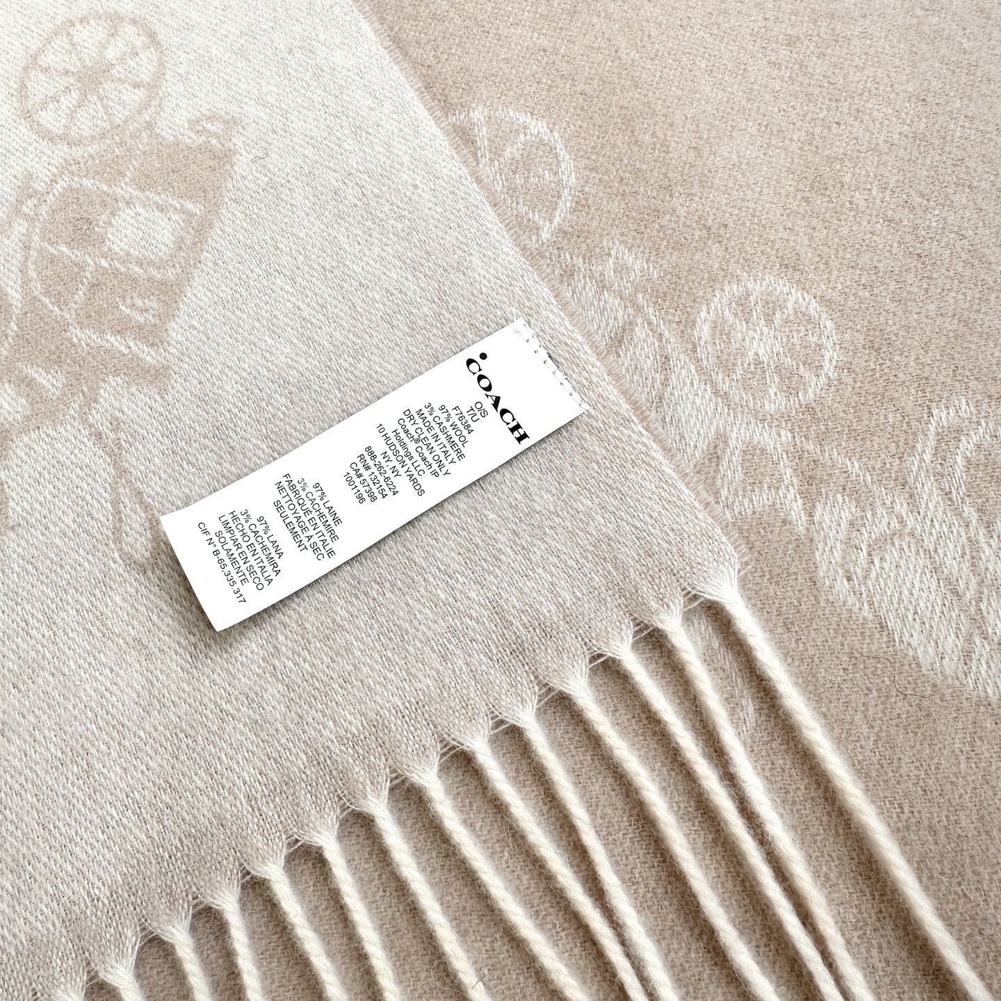 Coach经典C logo两色披肩也太好看了吧！不仅有颜值还有品质，97%羊毛+3%羊绒，手感超级软糯和