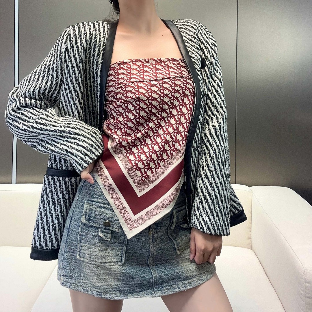 😘👍D家专柜经典主打款【D老花双面90】真丝方巾💟 这款Diortwin方巾采用双色双面设计，向标志性的