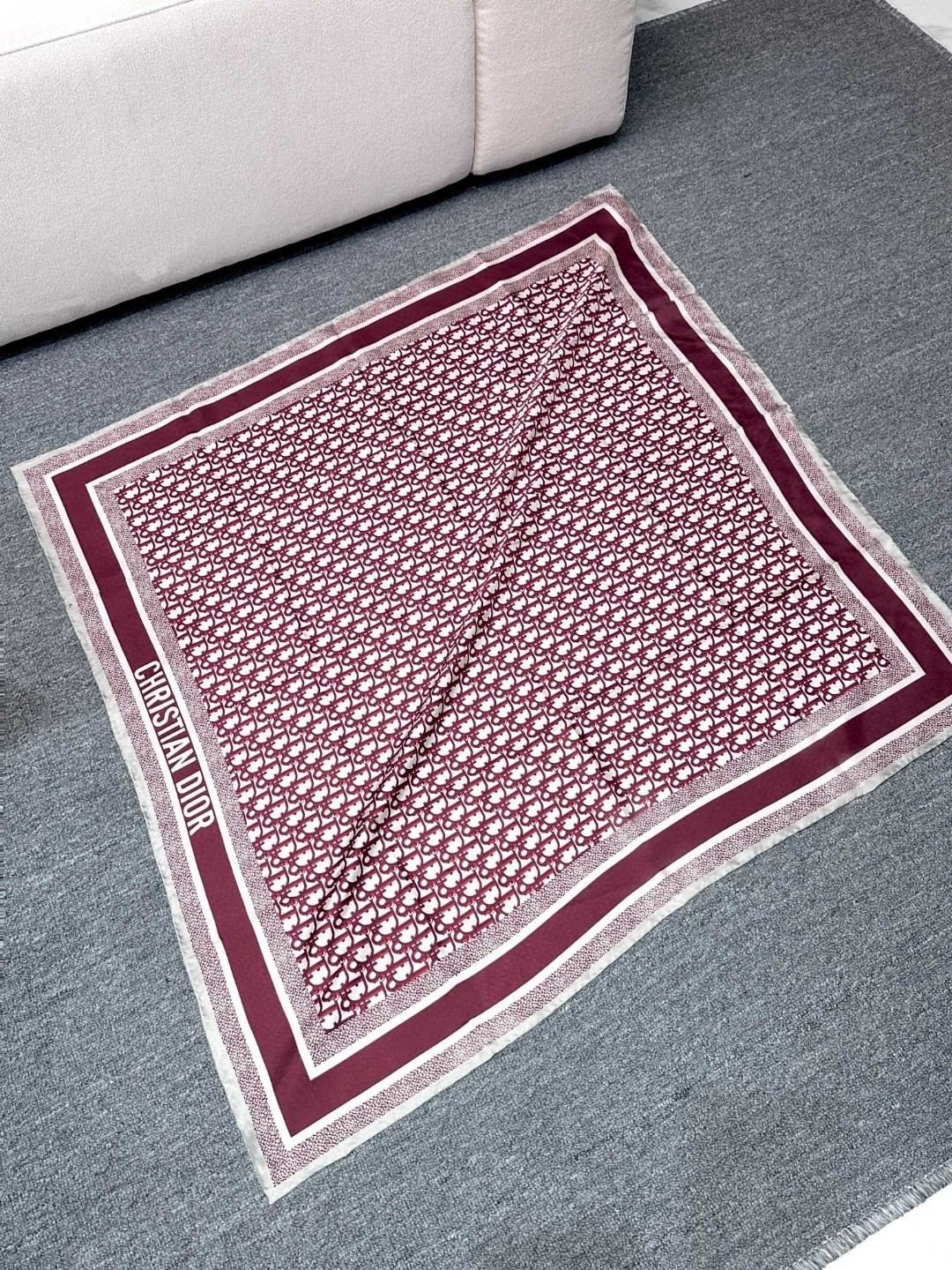 😘👍D家专柜经典主打款【D老花双面90】真丝方巾💟 这款Diortwin方巾采用双色双面设计，向标志性的