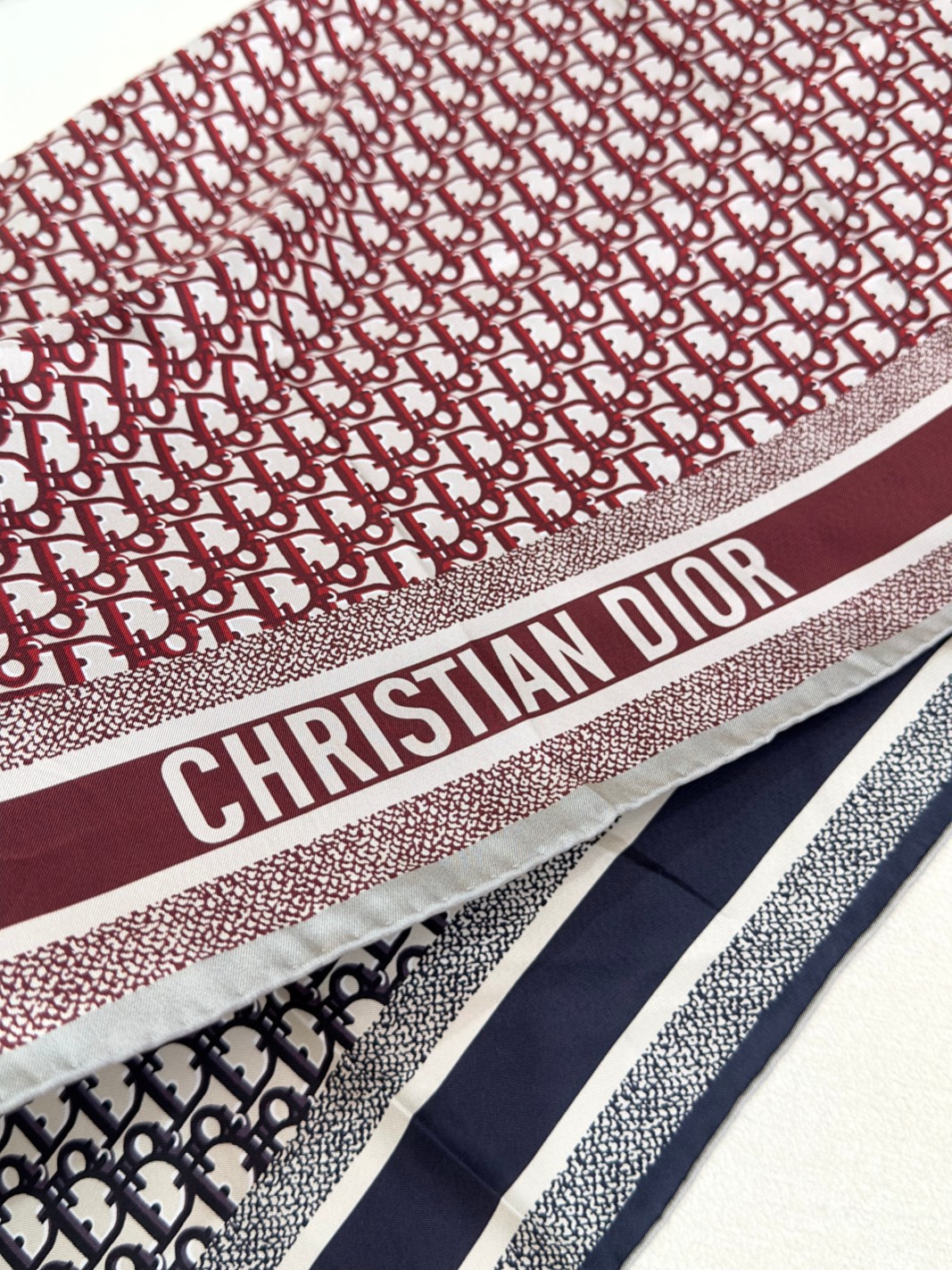 😘👍D家专柜经典主打款【D老花双面90】真丝方巾💟 这款Diortwin方巾采用双色双面设计，向标志性的